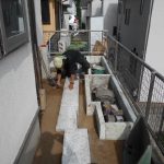施工中（9）アプローチ御影石据え付け