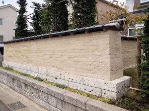 Hanchiku-Dobei (Rammed earth wall) construction example (Yoneyama Teien)