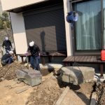 施工中（2）クレーンを使い沓脱石を配置