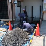 施工中（2）垣根柱生け込み