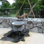 施工後（4） 流木から流れ出た水が、水鉢に落ち、さらにその下に溜まるようになっています。