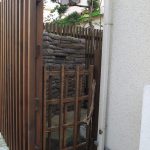 施工後（14） 入り口の扉　流木がポイント