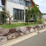 施工後（1） 外周り石積み　赤ボサ石
