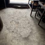 施工前（1）　ヒビが入りはがれています
