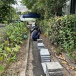 施工中（2）　園路石貼り