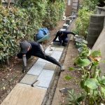 施工中（3）　園路石貼り