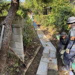 施工中（4）　園路石貼り