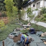 施工中（31）　下草植栽、防草シート敷き